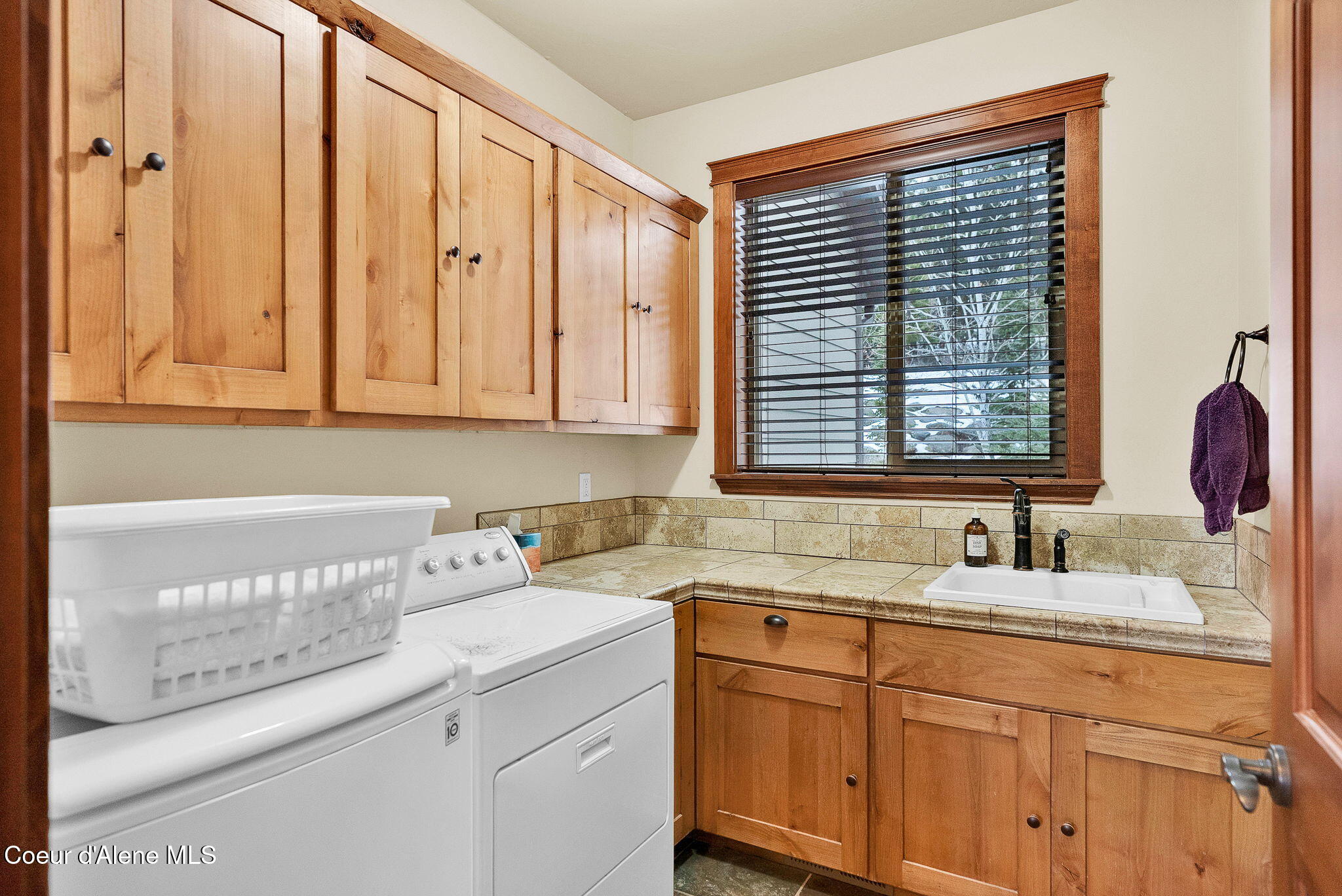 799 Grouse Hill Road Bonners Ferry, ID 83805 - Photo 21 of 115 18-web-or-mls-SkyLight - Jenny-20