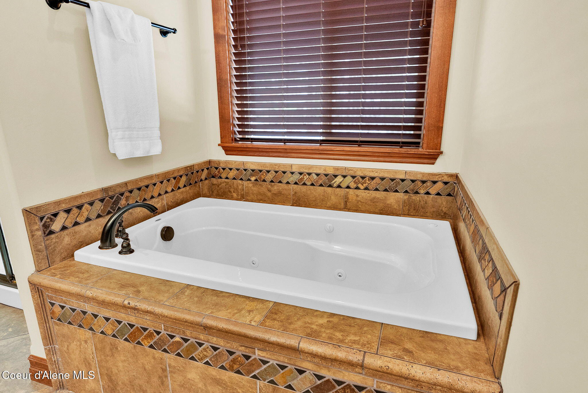 799 Grouse Hill Road Bonners Ferry, ID 83805 - Photo 32 of 115 29-web-or-mls-SkyLight - Jenny-18