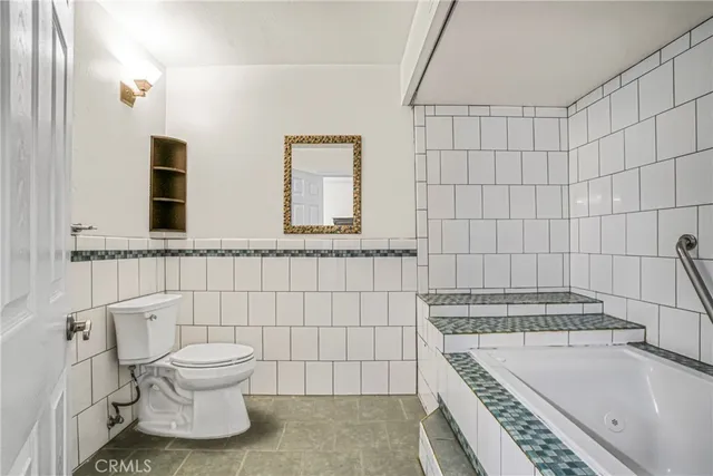 $3,700 | 17140 Burbank Boulevard, Unit 105, Encino, CA 91316