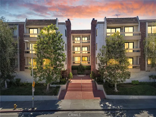 $3,700 | 17140 Burbank Boulevard, Unit 105, Encino, CA 91316