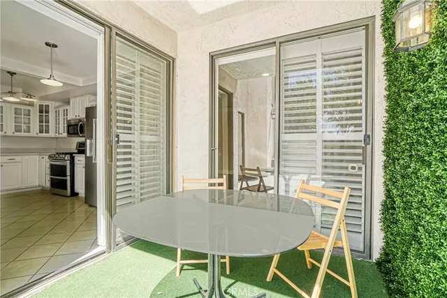 $3,700 | 17140 Burbank Boulevard, Unit 105, Encino, CA 91316