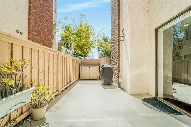 $3,700 | 17140 Burbank Boulevard, Unit 105, Encino, CA 91316