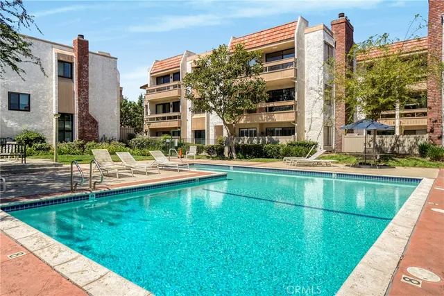 $3,700 | 17140 Burbank Boulevard, Unit 105, Encino, CA 91316
