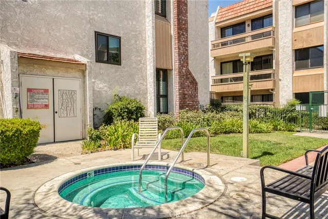 $3,700 | 17140 Burbank Boulevard, Unit 105, Encino, CA 91316