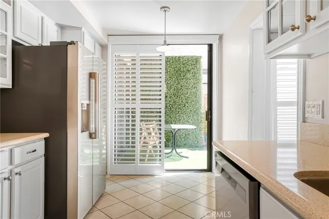 $3,700 | 17140 Burbank Boulevard, Unit 105, Encino, CA 91316