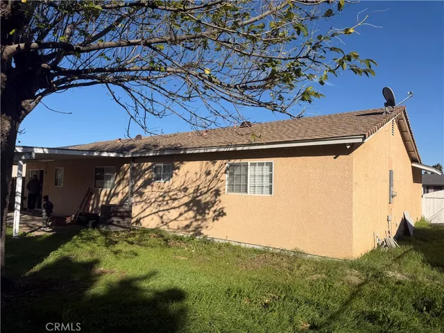 a view of back yard of the house