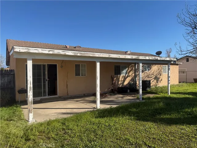 a view of a house with backyard porch and garden
