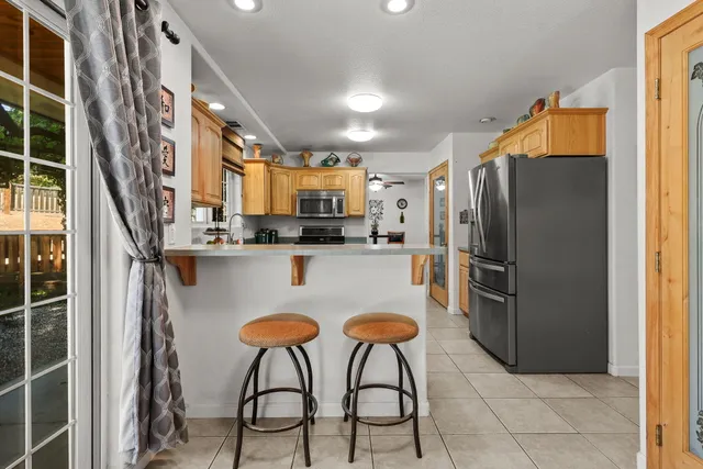 $685,000 | 21080 Joanna Way, Redding, CA 96003