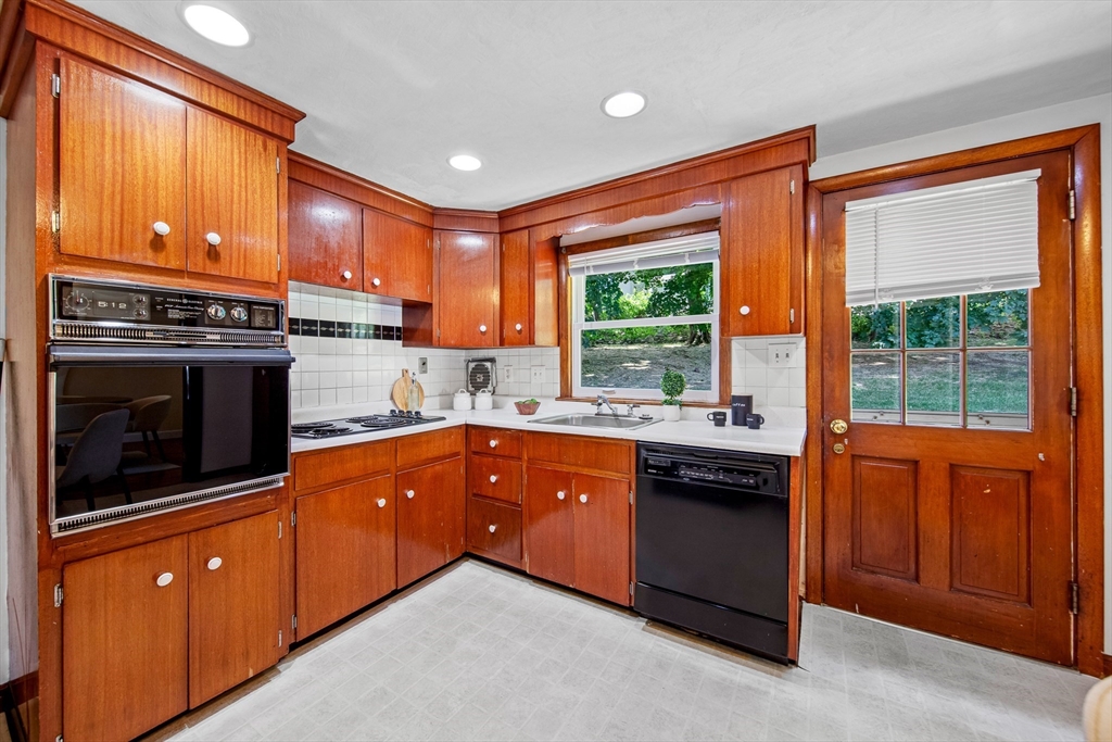 38 Robinhood Road Winchester, MA 01890 - Photo 13 of 32