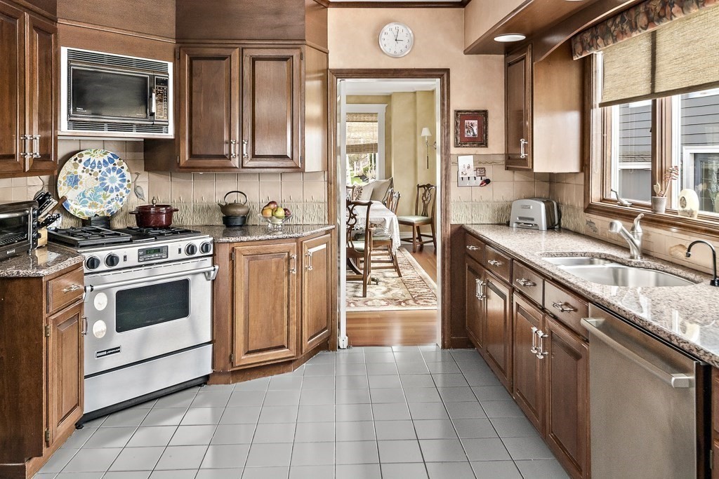 81 Court Road Winthrop, MA 02152 - Photo 12 of 42