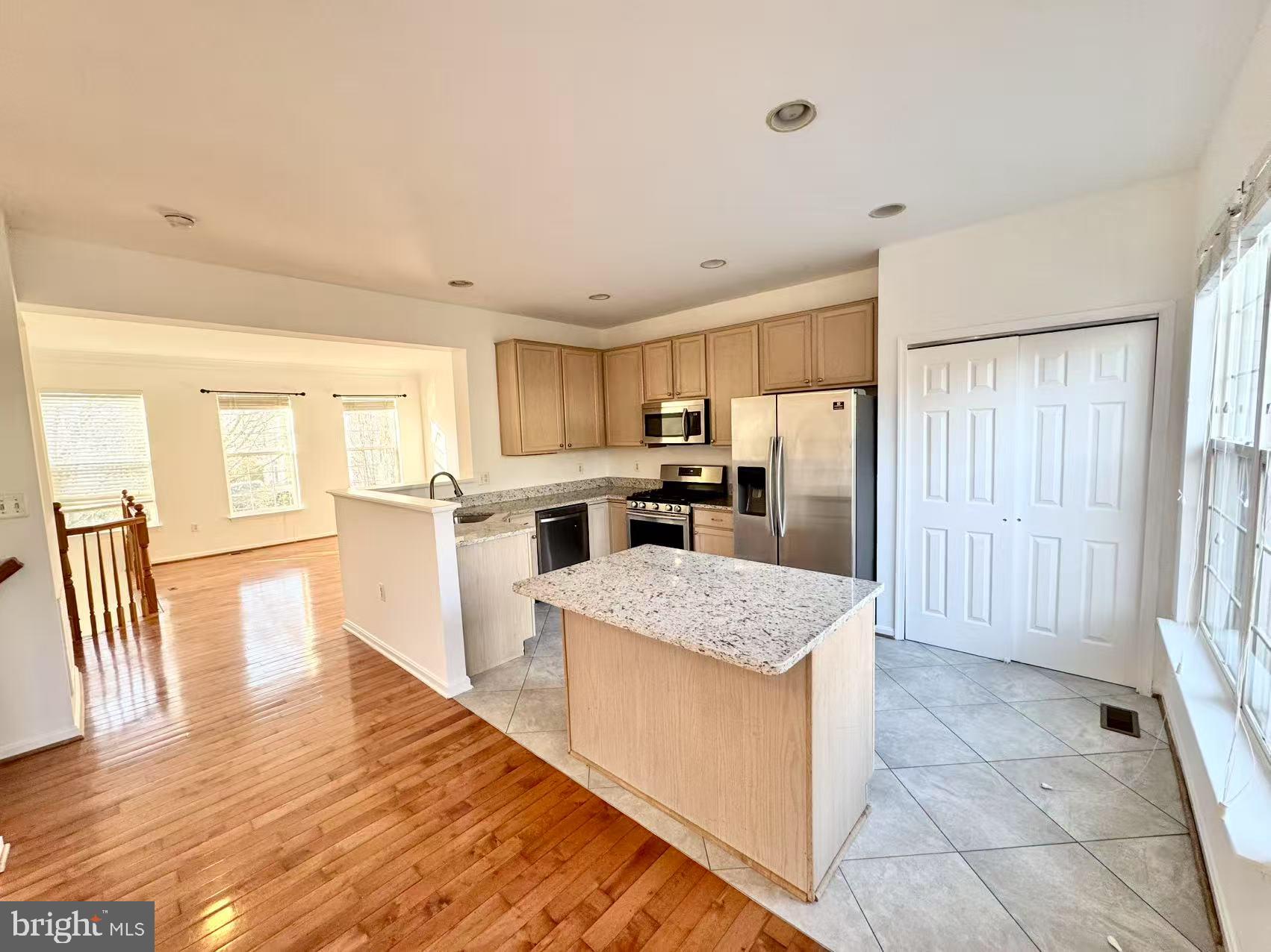 21764 Goose Cross Terrace Ashburn, VA 20147 - Photo 4 of 21 a kitchen with a stove a refrigerator and a sink