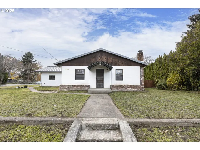 a view of a house with a yard