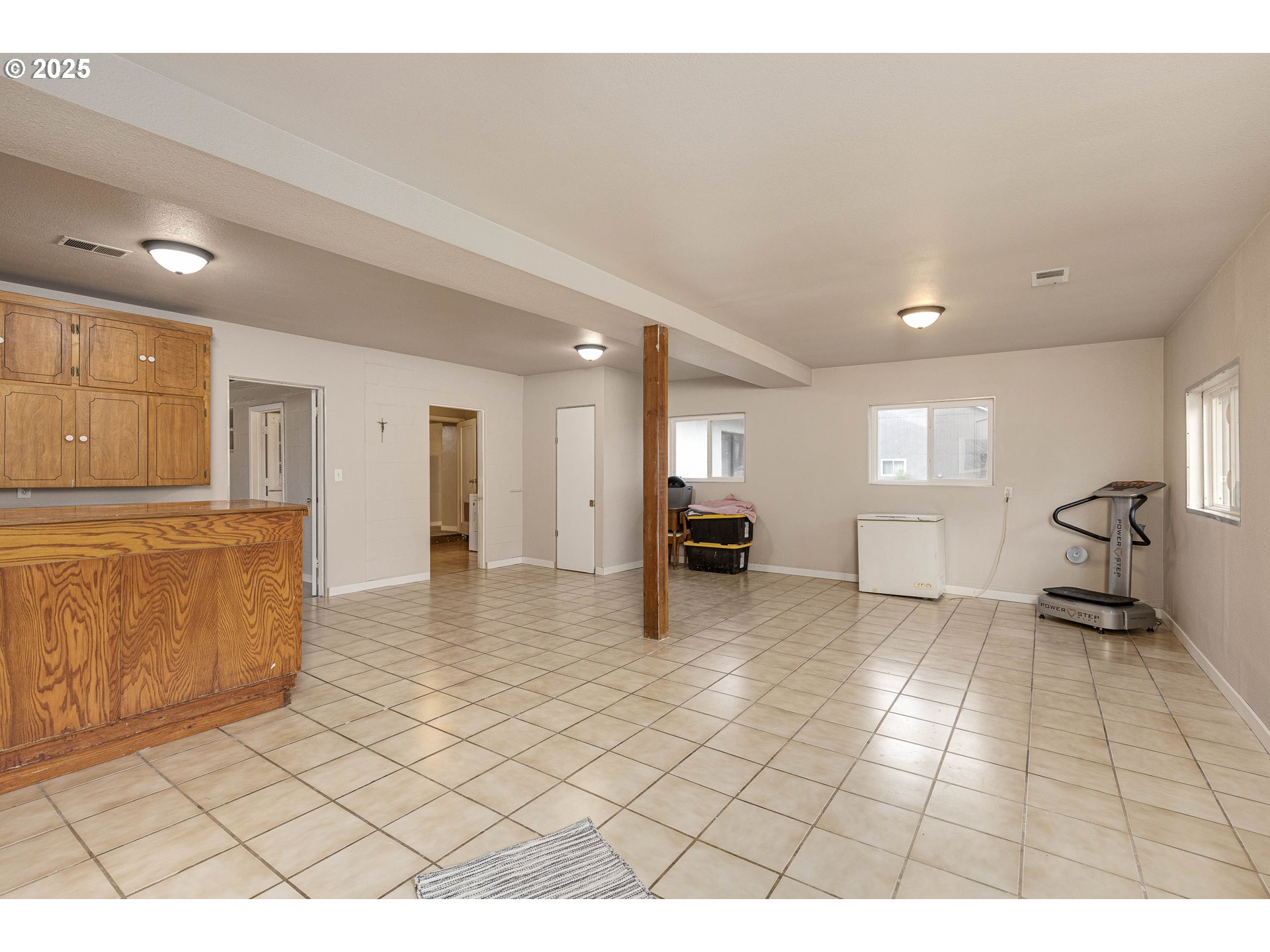 4911 15th Avenue North Keizer, OR 97303 - Photo 20 of 32 a view of kitchen with furniture and refrigerator