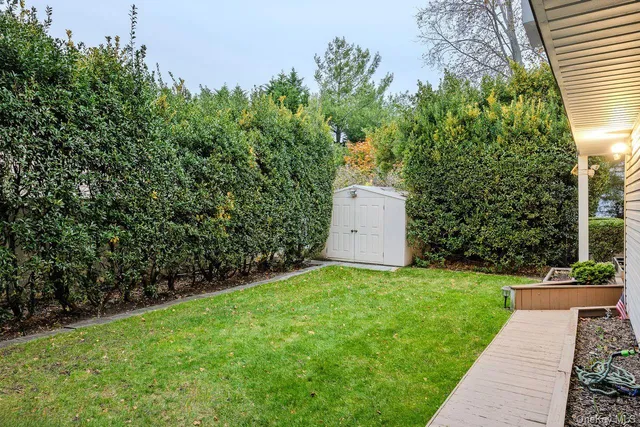 a view of a back yard