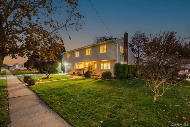 a view of a house with a yard