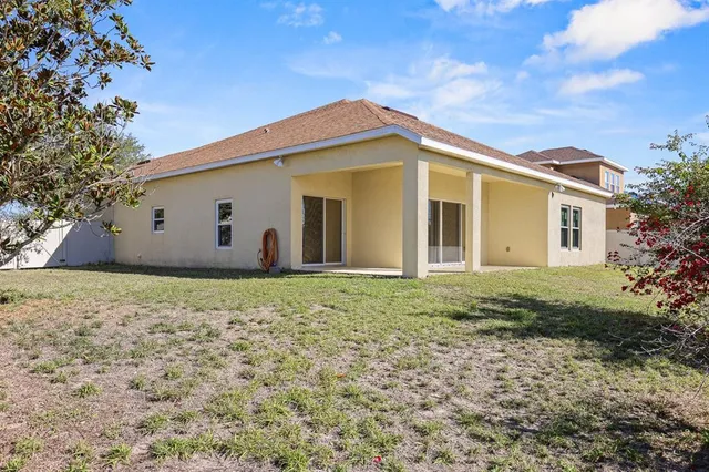 a view of a house with backyard and garden
