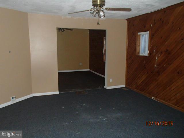 2106 Oak Road Baltimore, MD 21219 - Photo 2 of 19 Living Room