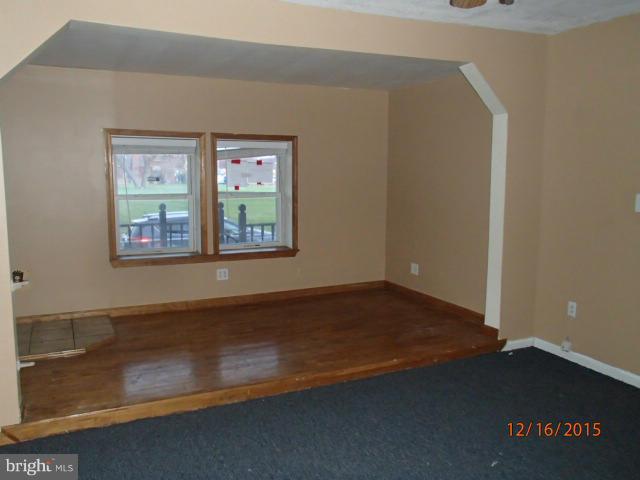 2106 Oak Road Baltimore, MD 21219 - Photo 3 of 19 Living Room