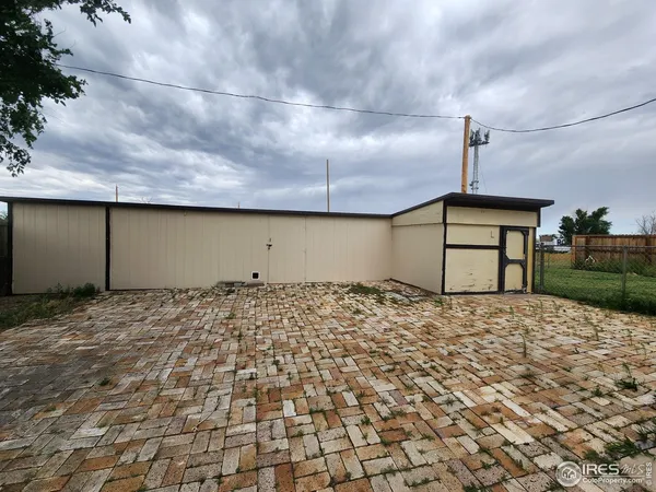 a view of a garage
