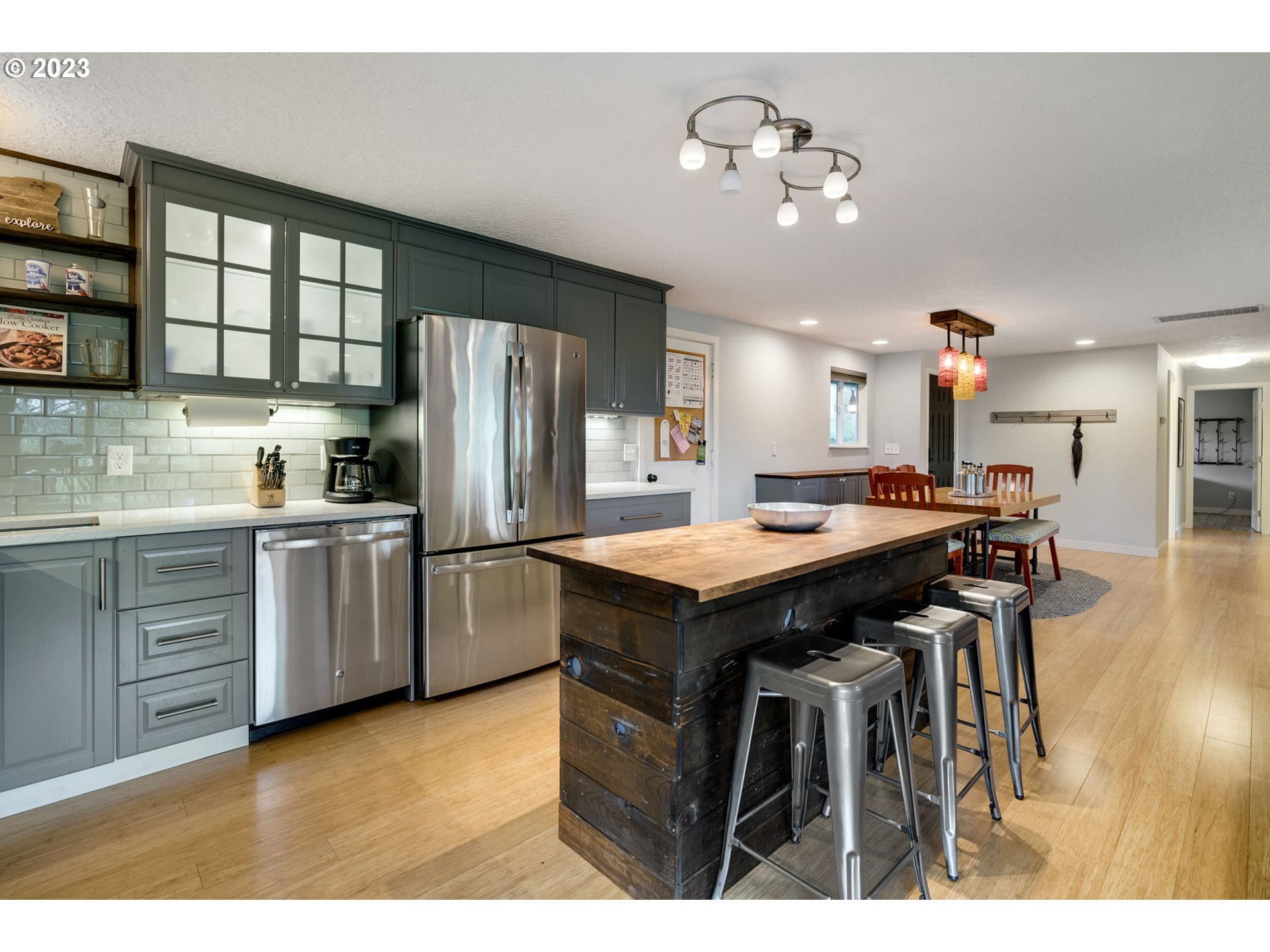 4039 Southwest Alfred Street Portland, OR 97219 - Photo 8 of 38 Gallery Image 8
