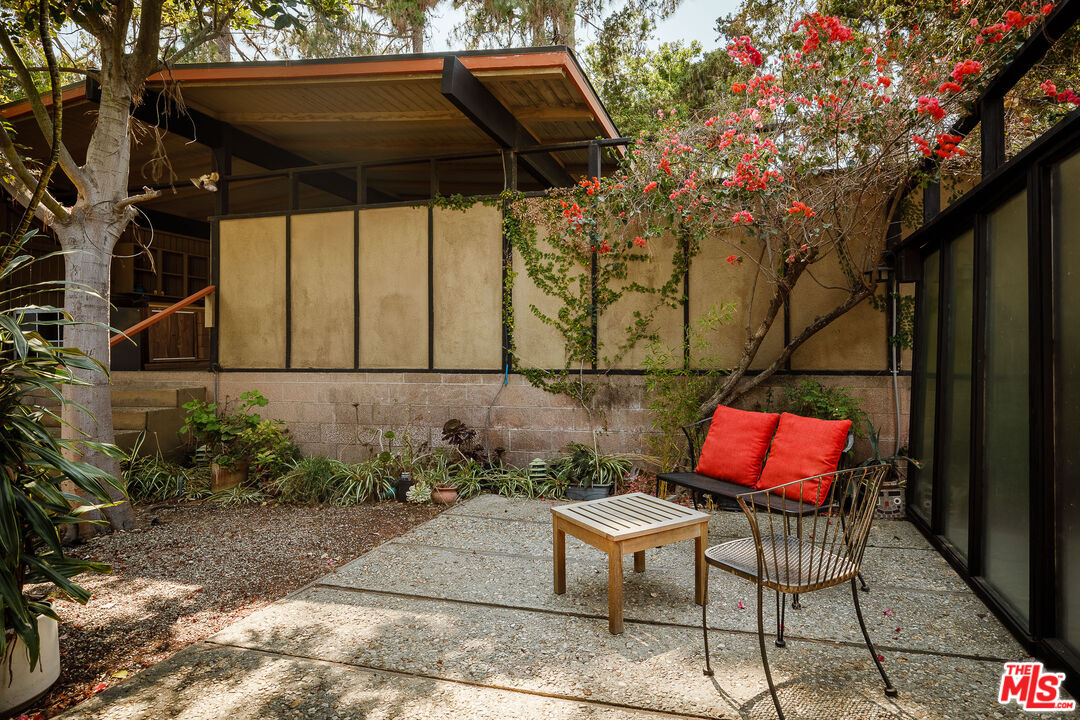 2 Seahurst Road Rolling Hills Estates, CA 90274 - Photo 45 of 54 a backyard of a house with table and chairs