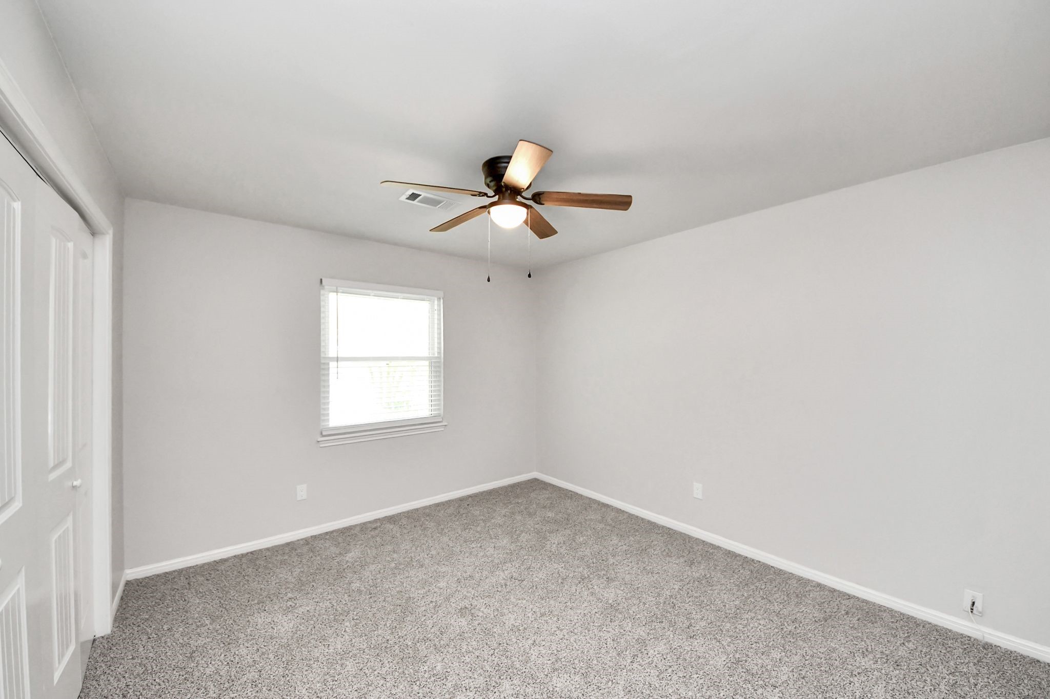 3923 Cypress Lake Drive Spring, TX 77388 - Photo 31 of 48 an empty room with ceiling fan and window