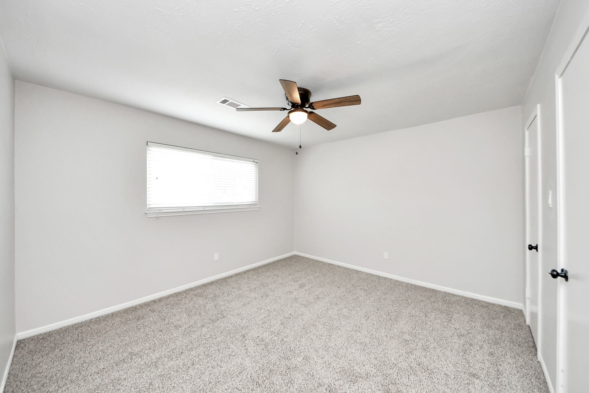 3923 Cypress Lake Drive Spring, TX 77388 - Photo 37 of 48 an empty room with a window and a ceiling fan