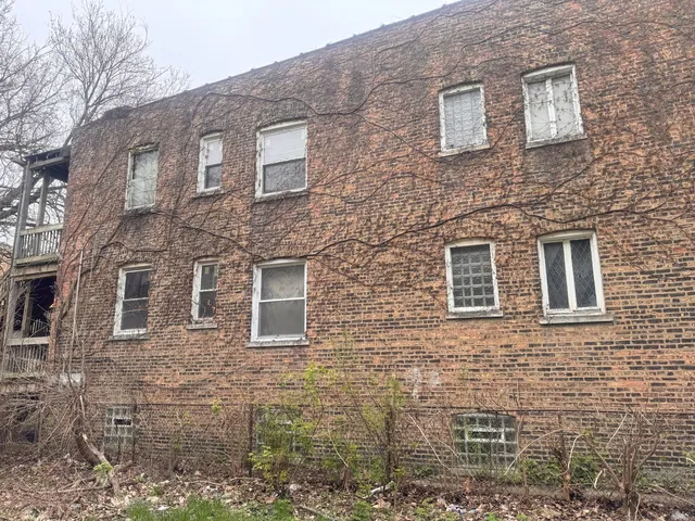 a brick building that has lots of windows on it