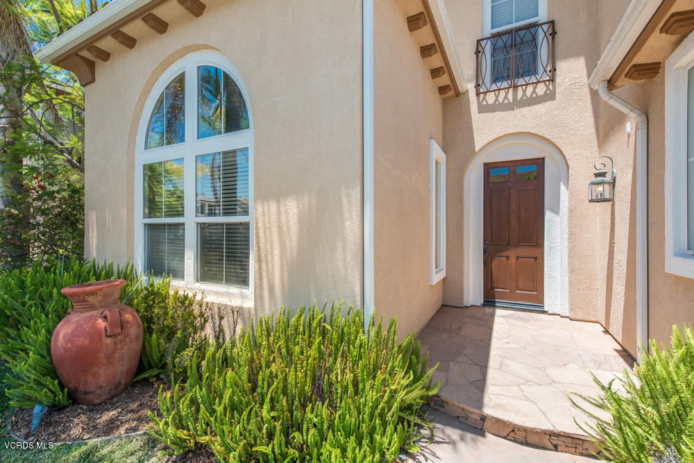 277 Knoll Ridge Road Simi Valley, CA 93065 - Photo 4 of 37 a front view of a house with a garden