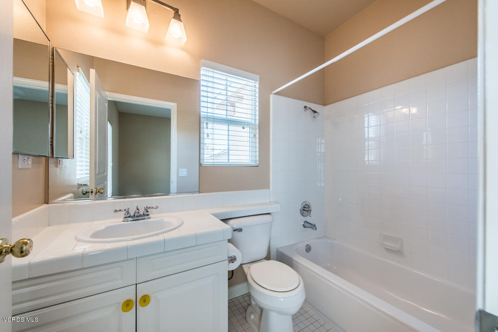 277 Knoll Ridge Road Simi Valley, CA 93065 - Photo 31 of 37 a bathroom with a sink toilet a bathtub and vanity