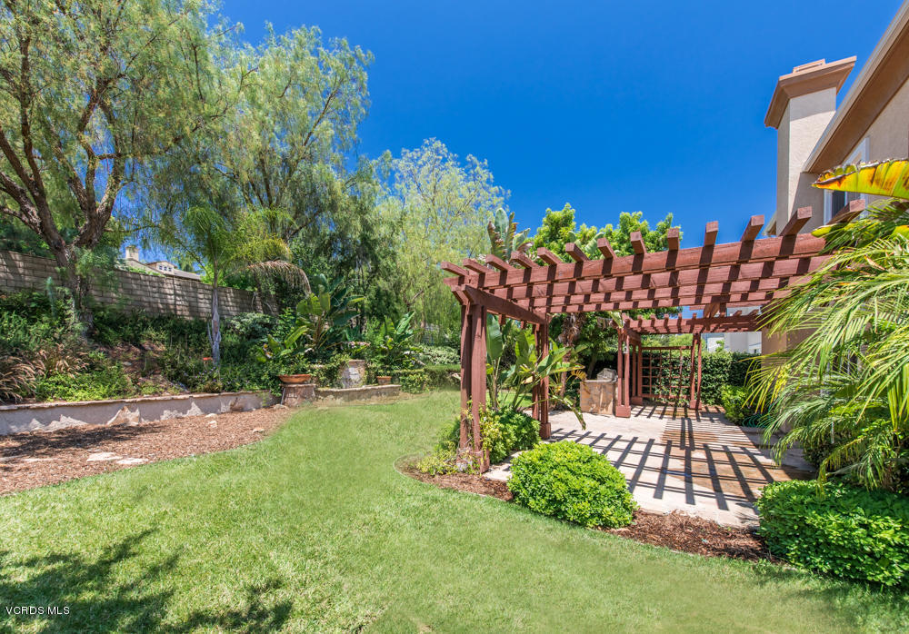 277 Knoll Ridge Road Simi Valley, CA 93065 - Photo 36 of 37 a view of a chairs and table in the garden