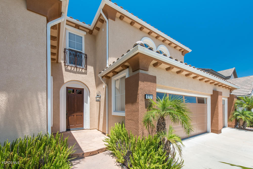 277 Knoll Ridge Road Simi Valley, CA 93065 - Photo 5 of 37 a front view of a house with garden