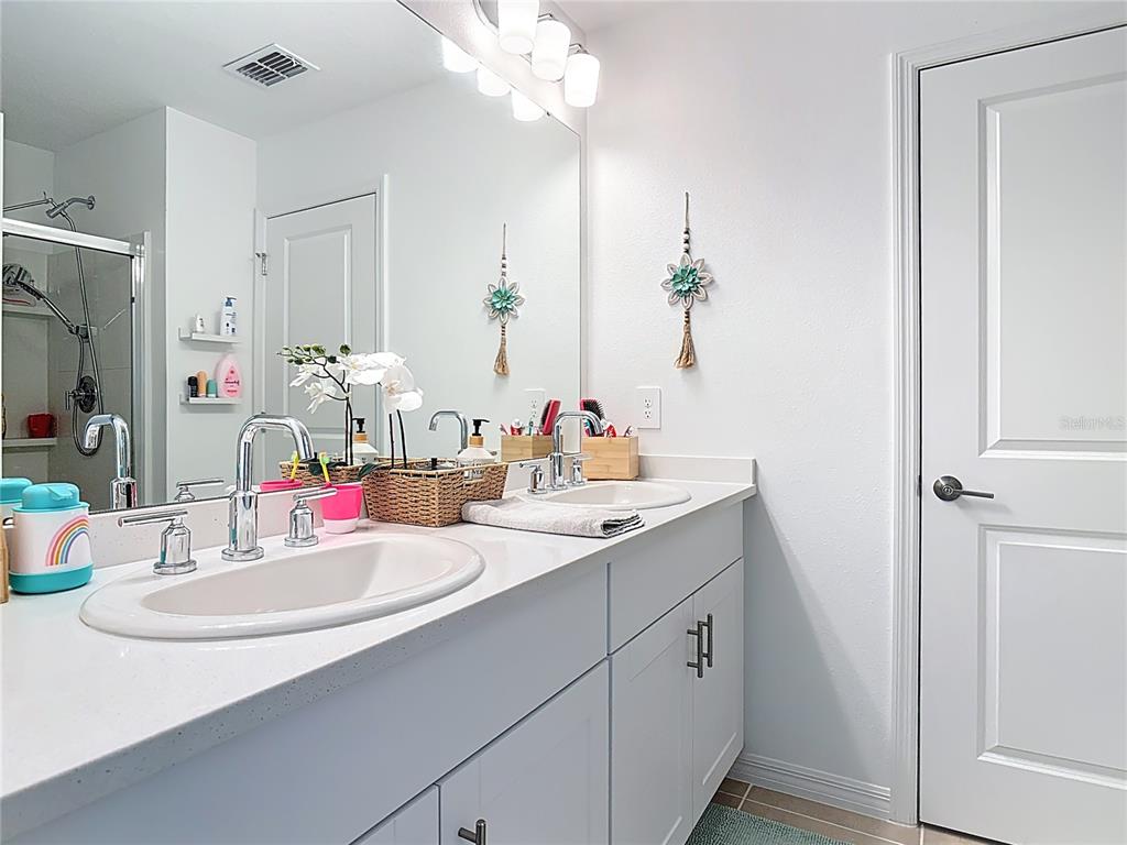 1146 Calico Pointe Circle Groveland, FL 34736 - Photo 25 of 54 a bathroom with a sink and a mirror