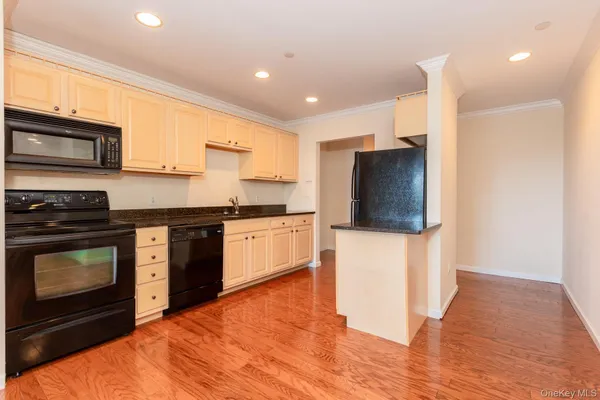 $569,000 | 55 Clinton Avenue, Unit 403, Rockville Centre, NY 11570