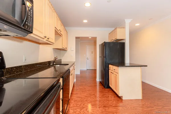 $569,000 | 55 Clinton Avenue, Unit 403, Rockville Centre, NY 11570