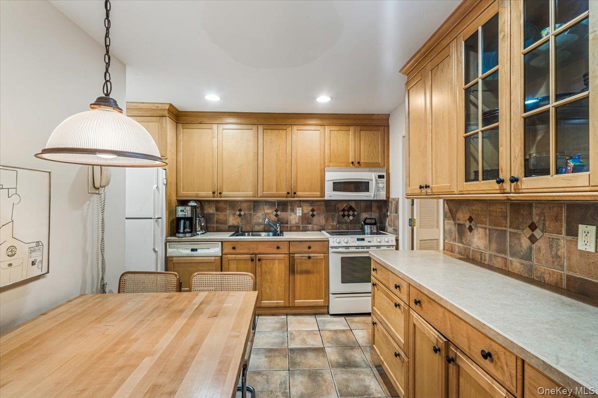 4 Spring Hollow Road Roslyn, NY 11576 - Photo 6 of 13 Gallery Image 6