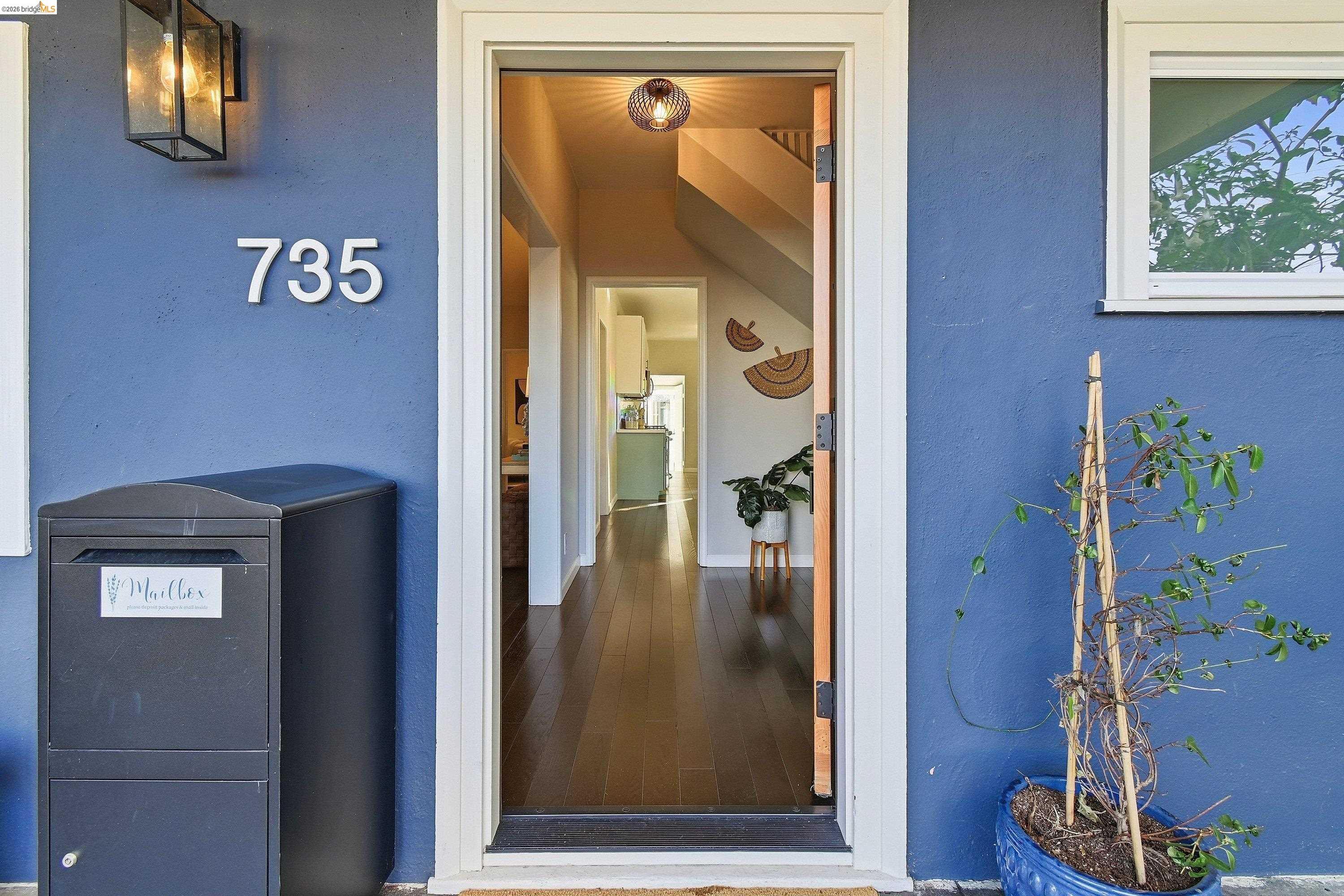 735 Apgar Street Oakland, CA 94609 - Photo 3 of 33