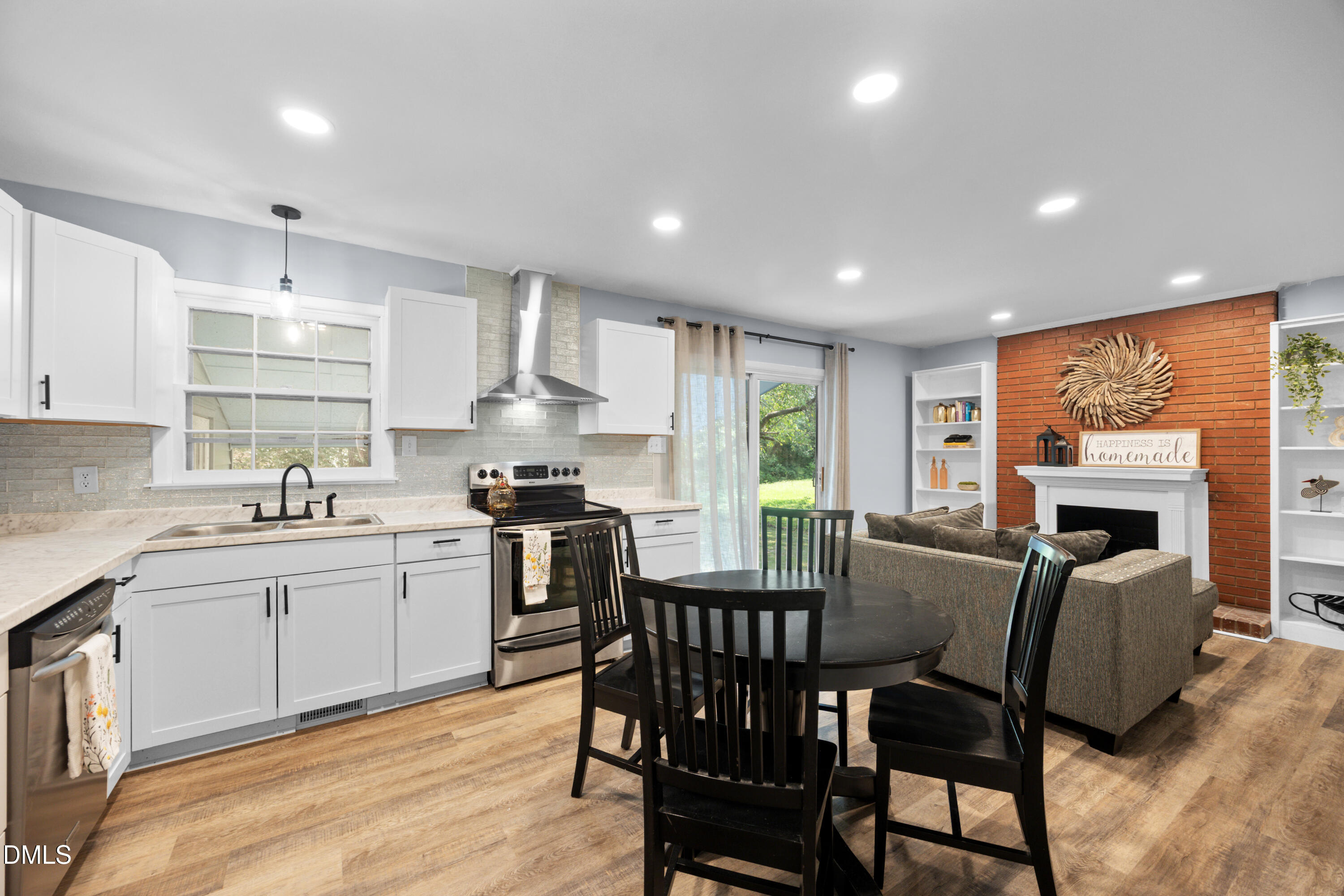 820 Greenwich Street Raleigh, NC 27610 - Photo 10 of 19 Tiled backsplash, stainless suite
