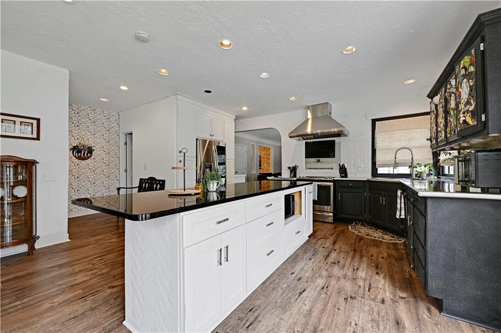 12909 Reeder Street Overland Park, KS 66213 - Photo 8 of 35