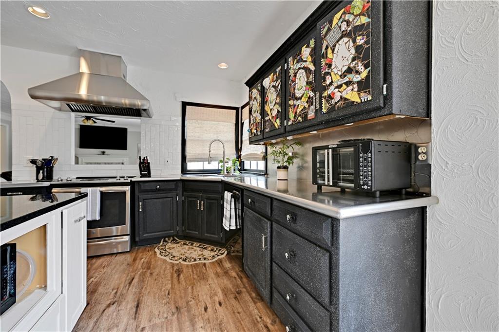 12909 Reeder Street Overland Park, KS 66213 - Photo 9 of 35