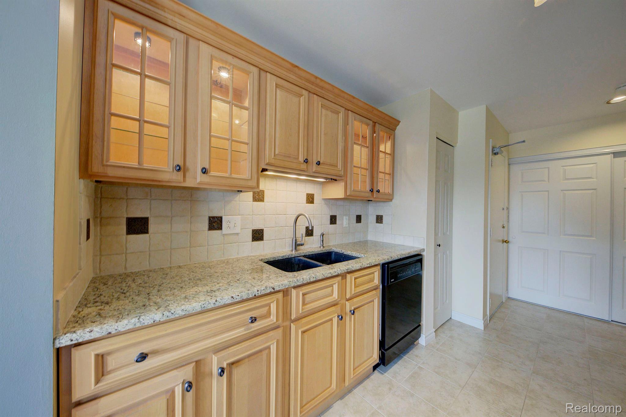 1325 South Maple Road, Unit 202 Ann Arbor, MI 48103 - Photo 4 of 30 1325 Maple #202
