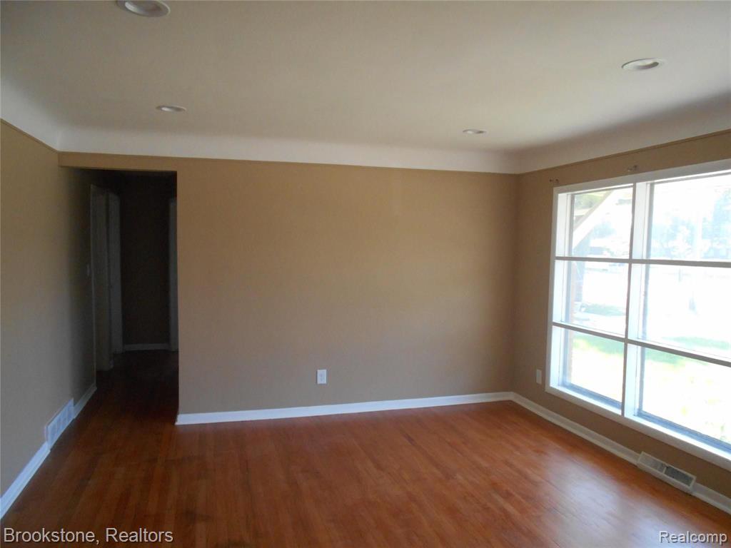 24570 Kelly Road Eastpointe, MI 48021 - Photo 17 of 38