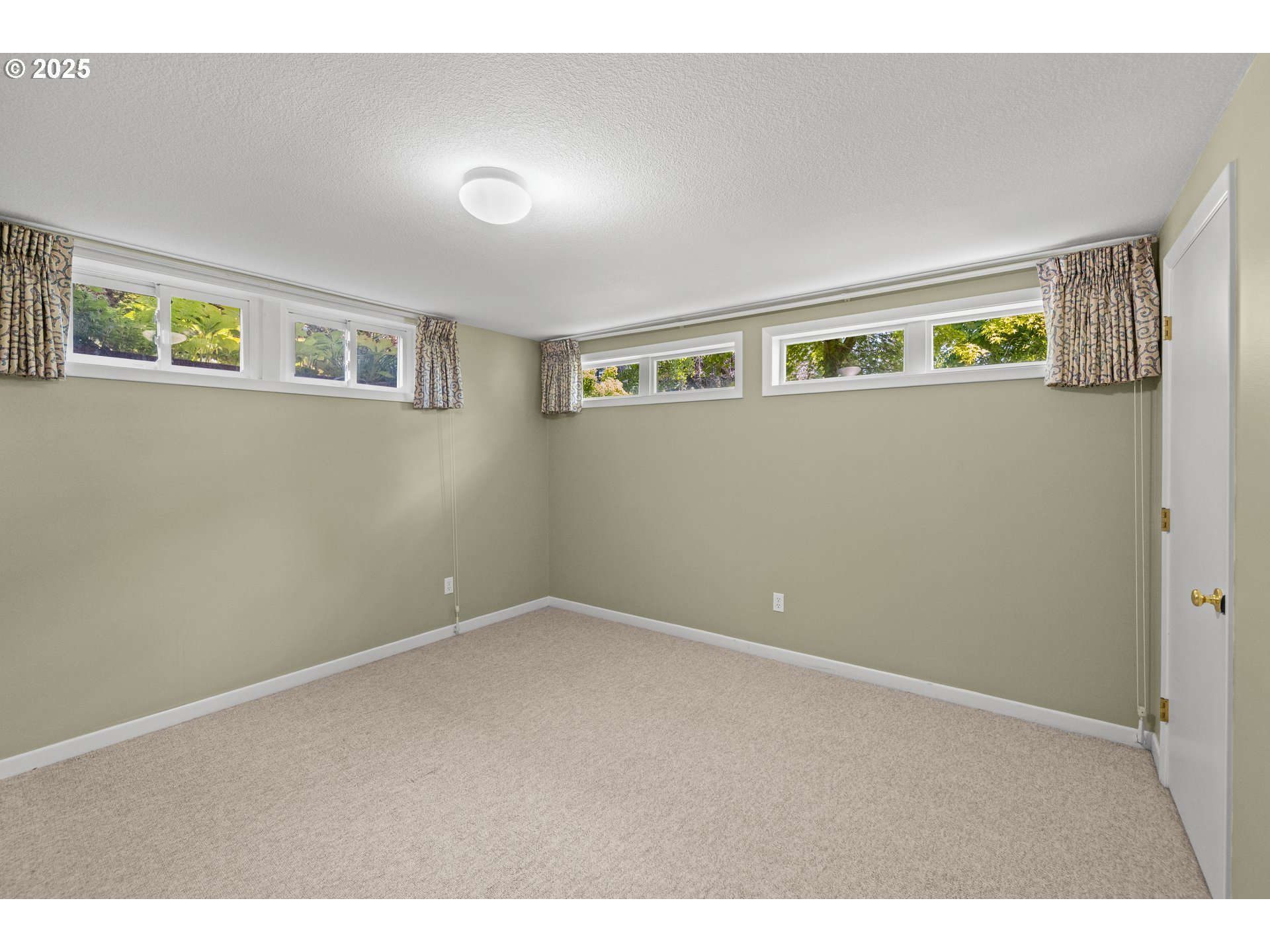 3755 Southwest Jerald Way Portland, OR 97221 - Photo 28 of 48 Family Room