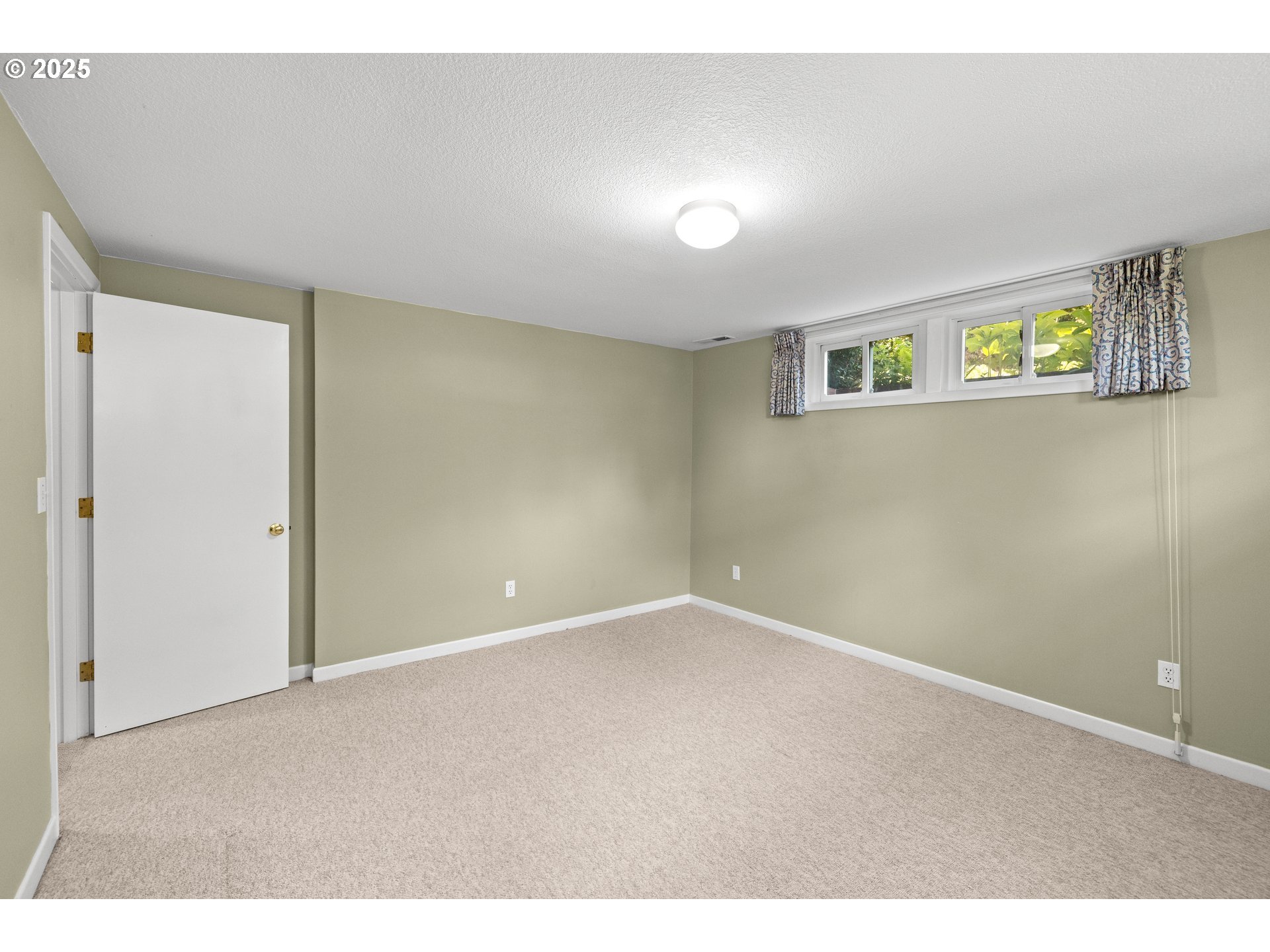 3755 Southwest Jerald Way Portland, OR 97221 - Photo 29 of 48 Bedroom
