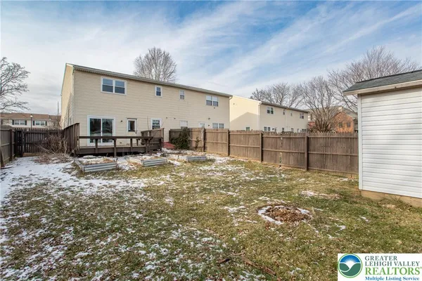 a view of a backyard