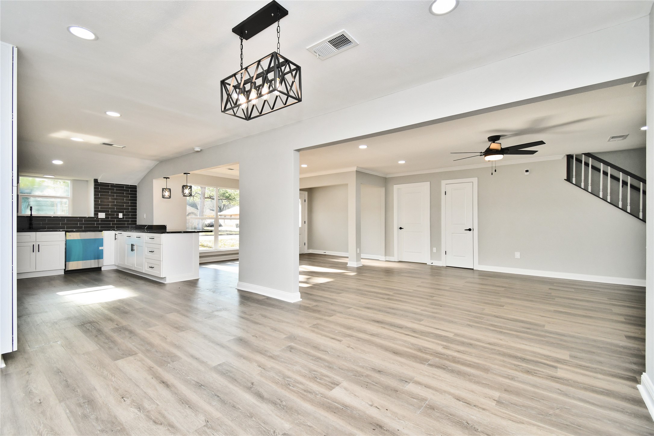 2035 Round Spring Drive Houston, TX 77339 - Photo 5 of 33 Kitchen/Living Room