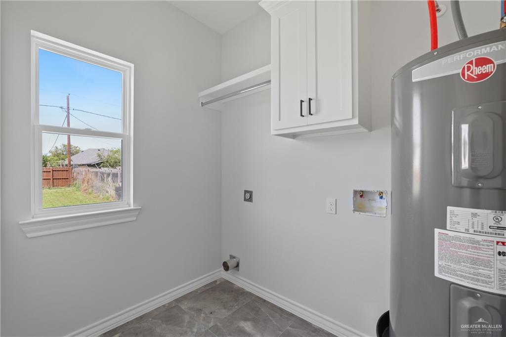 1003 Short Road San Juan, TX 78589 - Photo 13 of 20 an empty room with windows