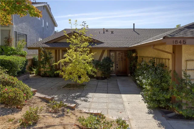 a view of a pathway with house