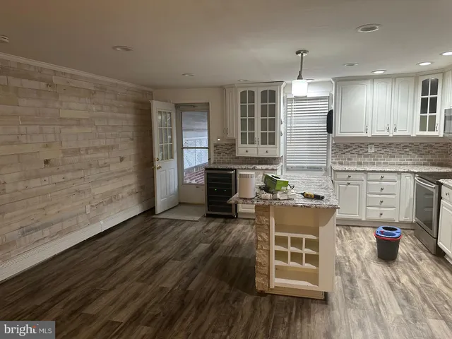 $2,500 | 405 W Circle, Bristol, PA 19007