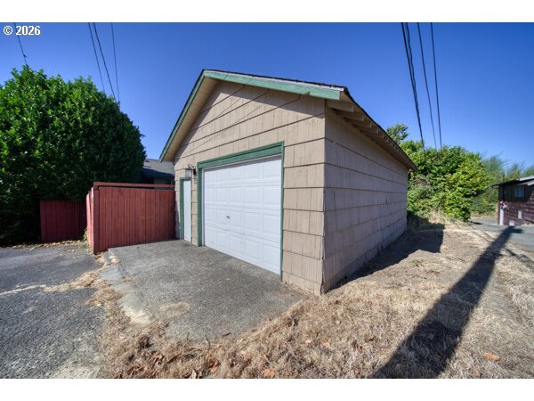 1090 Fir Avenue Reedsport, OR 97467 - Photo 31 of 40 Garage